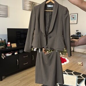 Tahari Arthur Levine 2P skirt suit set